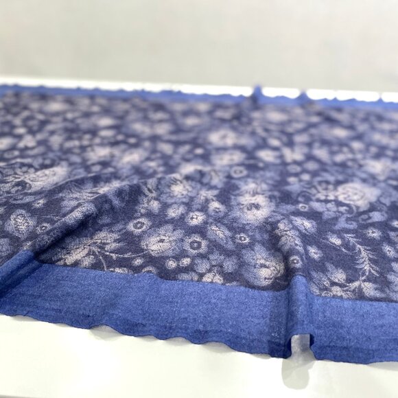 Just Look at This Scarf! Indigo Blue, Deep Navy, and a Lightweight Yet Warm Feel - Picture 5 of 9